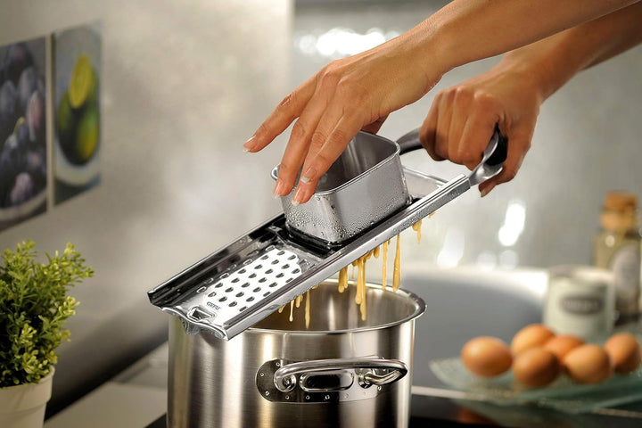 GEFU Spätzlehobel TRADIZIONE Edelstahl | Hobel für kurze Spätzle/Knöpfle | Mit poliertem Teigschiebe