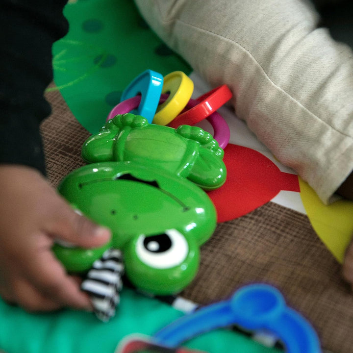 Baby Einstein Caterpillar und Friends Spieldecke mit Spielbogen, abnehmbaren Spielzeugen, Lichteffek