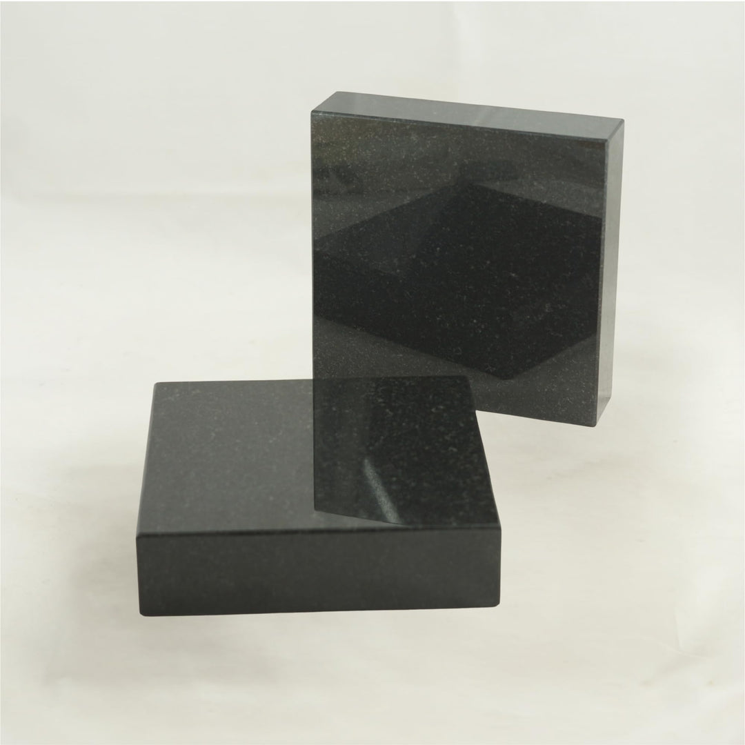 designgrab Lampen- und Vasensockel eckig 20x20x5 cm aus Granit Schwedisch Black für Grabvase oder Gr