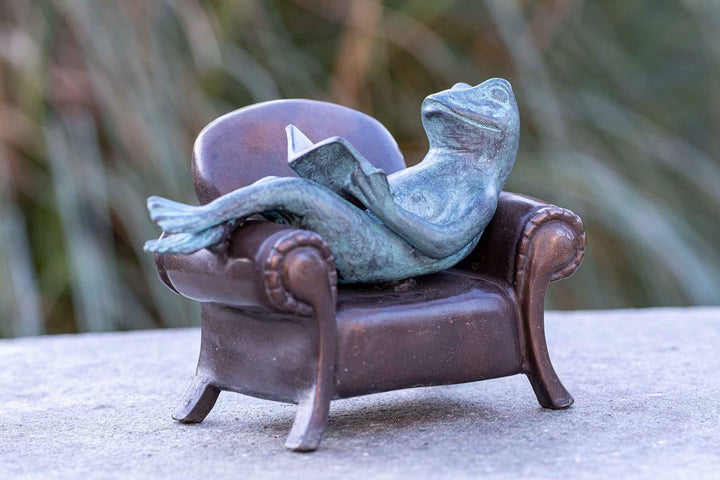 IDYL Bronze-Skulptur Lesender Frosch auf einem Sofa | 13x11x18 cm | Tierfigur aus Bronze handgeferti