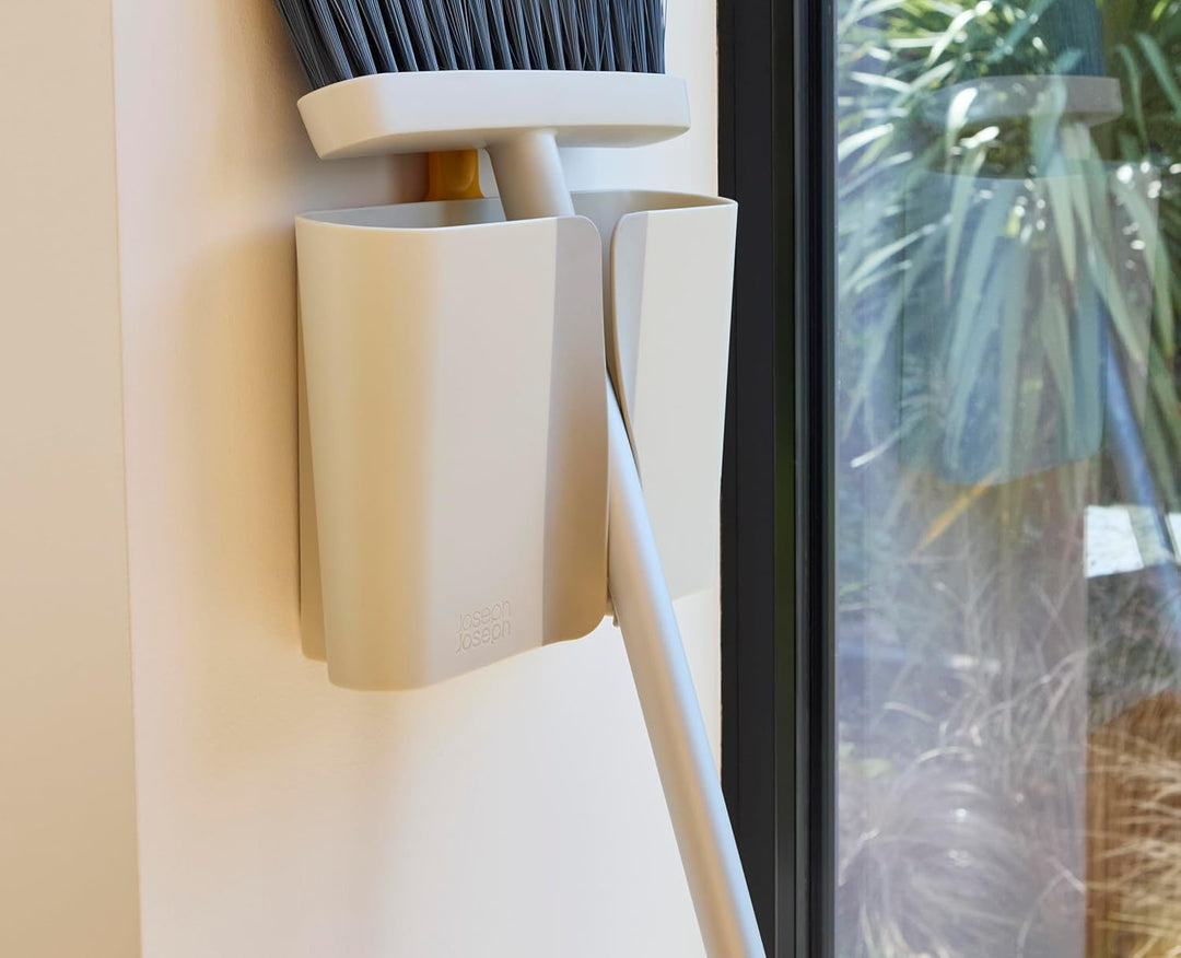 Joseph Joseph CleanTech Wandmontierter, Besen mit langem verstellbar Stiel und Besenabdeckung, Boden
