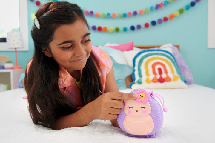 Polly Pocket Igel-Café Schatulle - Spielset mit 2 Puppen, 12 Accessoires und 9 Tieren, drehendes Ige