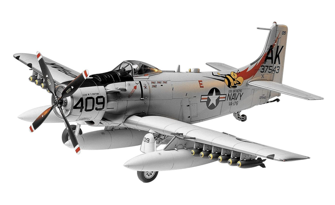 TAMIYA 300061058 - 1:48 WWII USN Douglas A1-H Skyraider, Mittel
