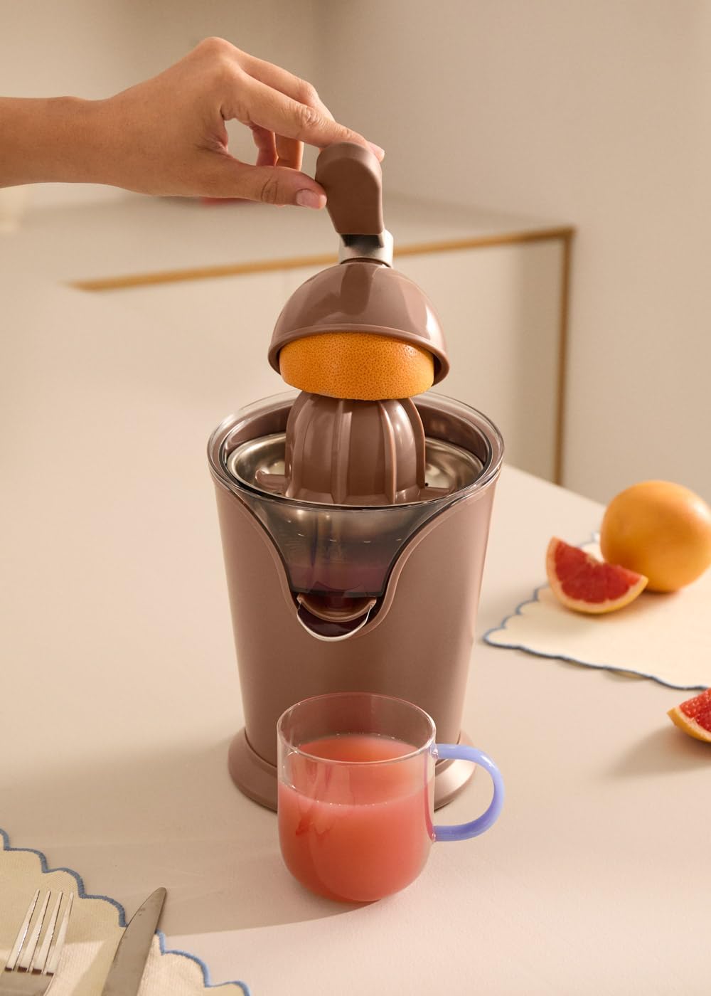 CREATE/JUICER PRESS/Elektrische Zitruspresse mit Hebel in Mokka/Spritzfrei, 250ml Behälter, Fruchtfl