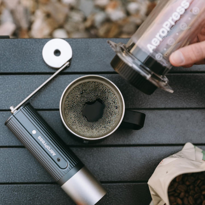 AeroPress Manuelle Kaffeemühle - Tragbare Handmühle mit titanbeschichteten Kegelmahlwerken, 60 Mahlg