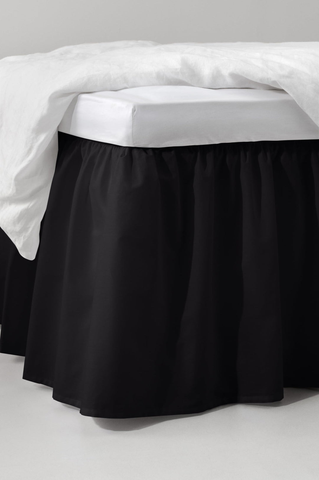 Jotex Zack Volant Betthusse - 100% hochwertige Bio-Baumwolle Bettrock, Höhe 45 cm - Schwarz, 180 x 2