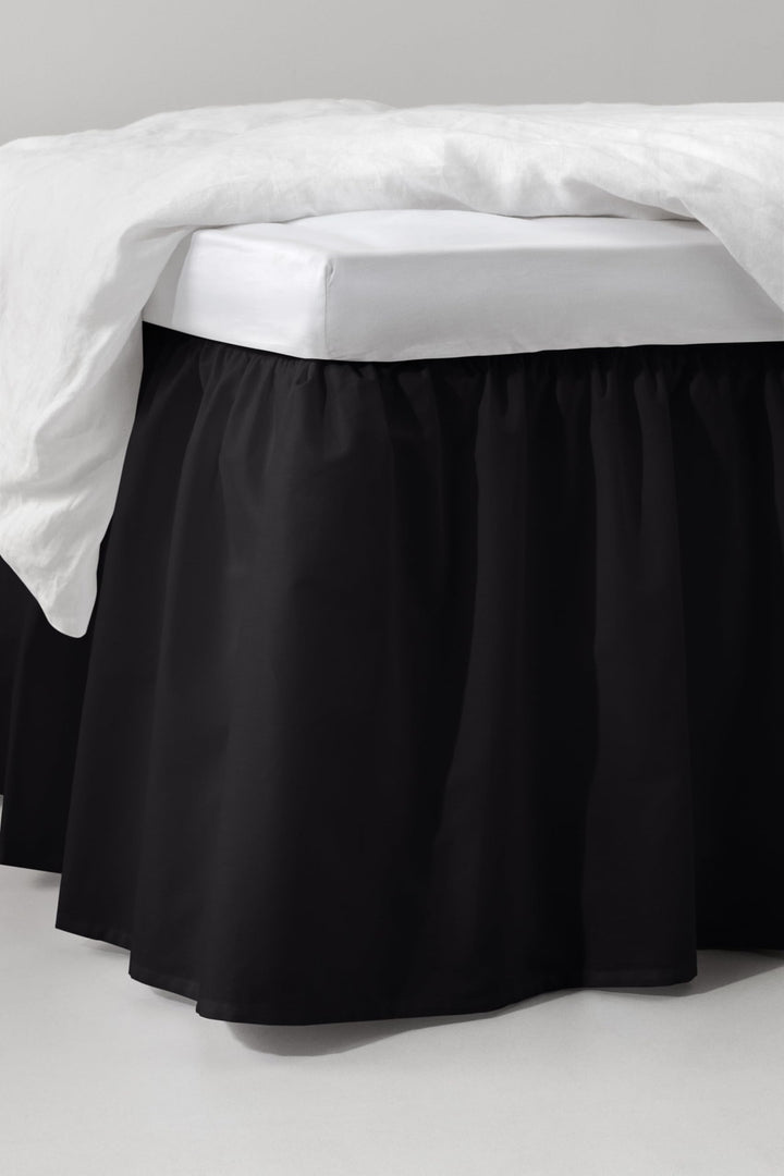 Jotex Zack Volant Betthusse - 100% hochwertige Bio-Baumwolle Bettrock, Höhe 45 cm - Schwarz, 180 x 2