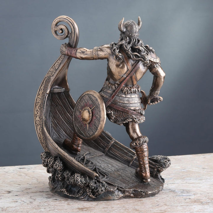 Veronese Design Nordischer Wikinger-Krieger stehend auf langem Schiffskugel mit antikem Bronze-Finis