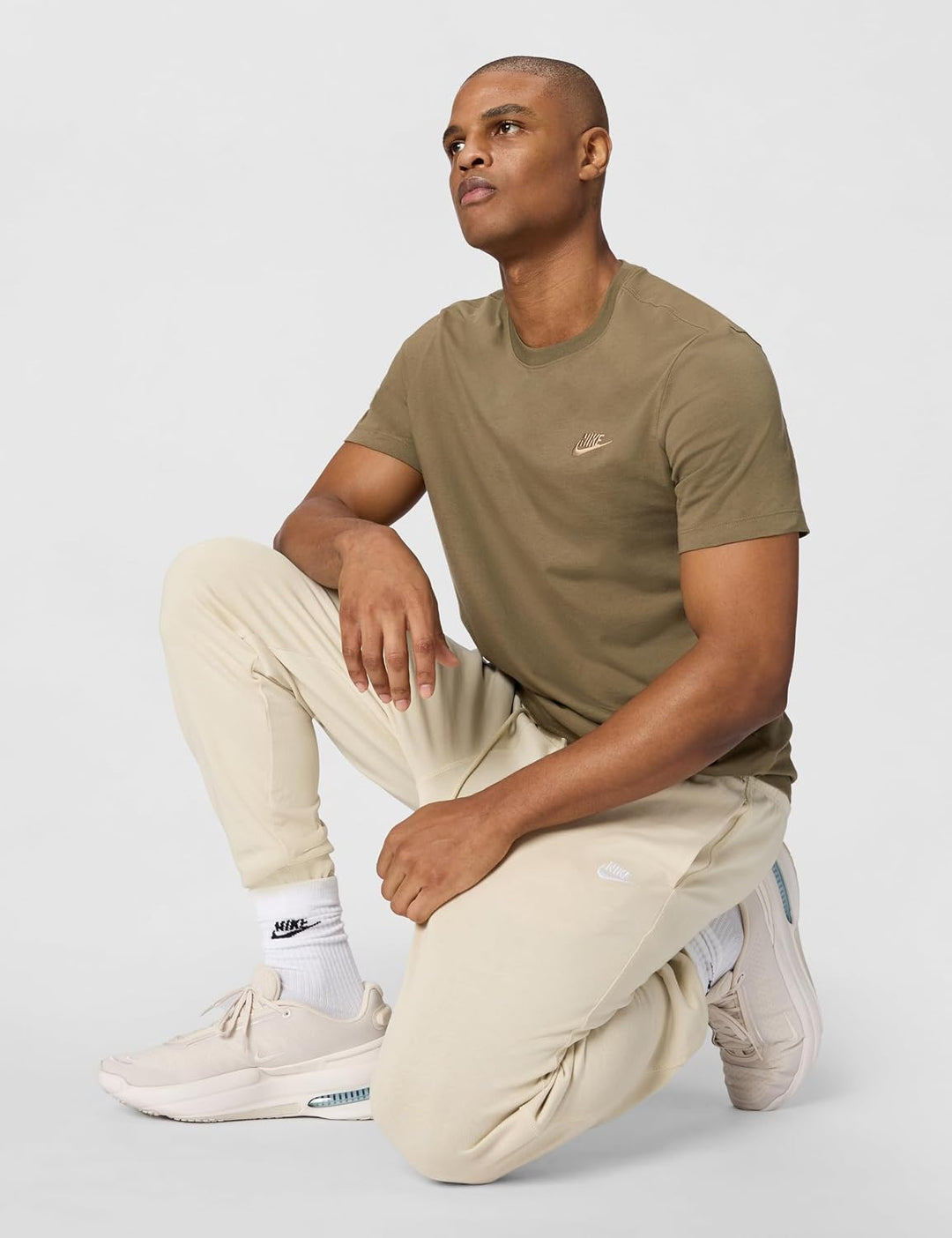 Nike Herren Sportswear Club T-Shirt S Medium Olive/Parachute Beige, S Medium Olive/Parachute Beige