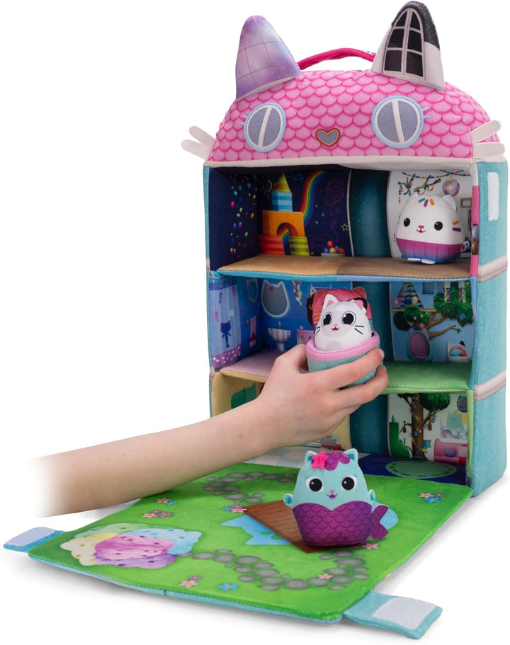 Schmidt Spiele 42804 Gabby's Dollhouse, Puppenhaus mit 3 Figuren und Lift, 41 cm Plüschfigur
