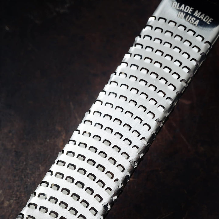 Microplane Zester Küchenreibe in Küstenblau für Zitrusfrüchte, Parmesan, Ingwer, Schokolade & Muskat