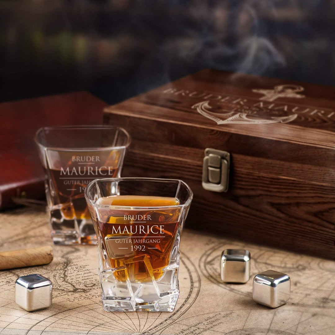 Maverton Whisky Steine Set - in Holzbox mit Gravur - 8 Eiswürfel + 2 Whisky Gläser + Zange + Samtbeu