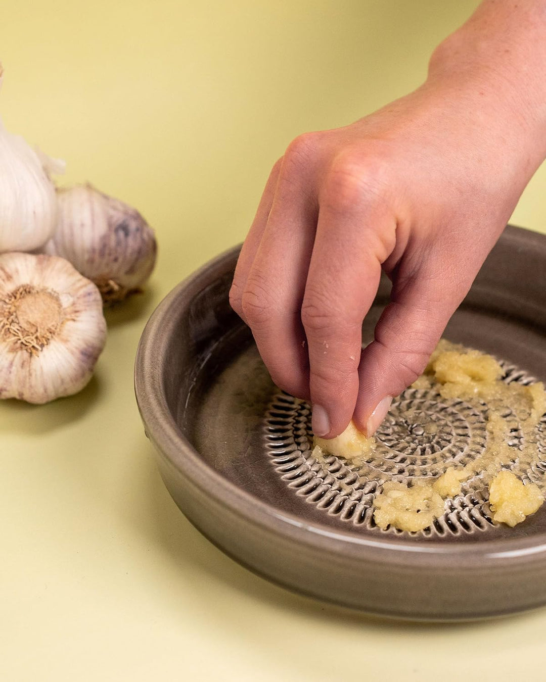 evergrate Geniales Duo: Tellerreibe + Dipschale Motiv Anthrazit mit 2 Küchenpinsel und 2 Rezepthefte