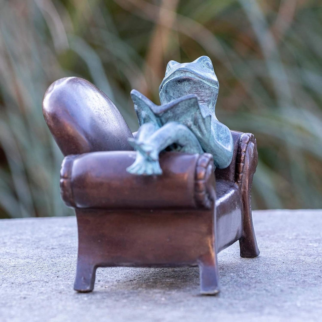 IDYL Bronze-Skulptur Lesender Frosch auf einem Sofa | 13x11x18 cm | Tierfigur aus Bronze handgeferti