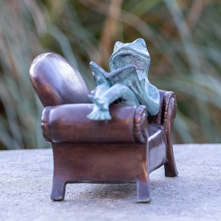 IDYL Bronze-Skulptur Lesender Frosch auf einem Sofa | 13x11x18 cm | Tierfigur aus Bronze handgeferti