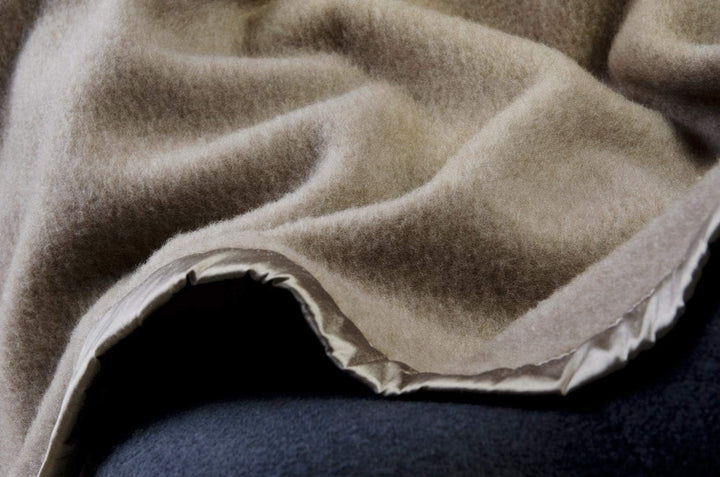 Wohnen & Accessoires GmbH & Co. KG Kaschmirdecke Mongolia grau-braun Seidenband 150x200cm Grau-braun