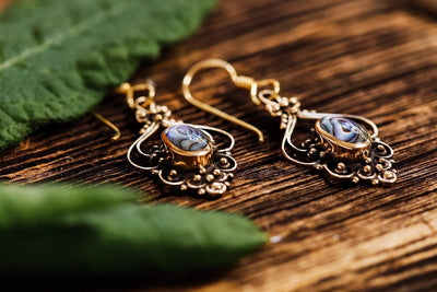 WINDALF Bohemia Ohrschmuck SALIA 5 cm Pauamuschel mit Blumen-Ornamentik Ohrhänger Bronze