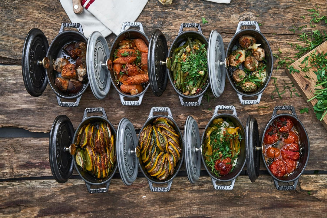 STAUB Mini Cocotte, oval mit Deckel 11 cm, 0,25 L, induktionsgeeignet, mit mattschwarzer Emaillierun