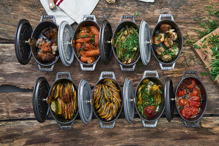 STAUB Mini Cocotte, oval mit Deckel 11 cm, 0,25 L, induktionsgeeignet, mit mattschwarzer Emaillierun