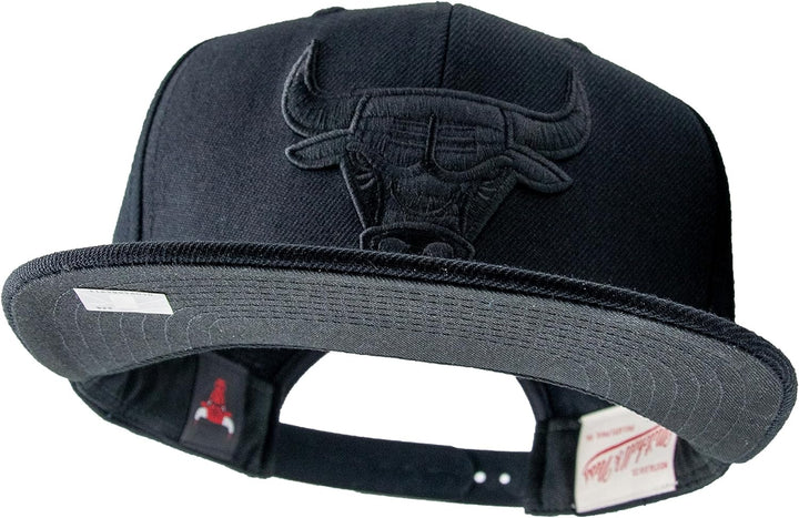 Mitchell & Ness Black on Black Snapback - Chicago Bulls, Schwarz