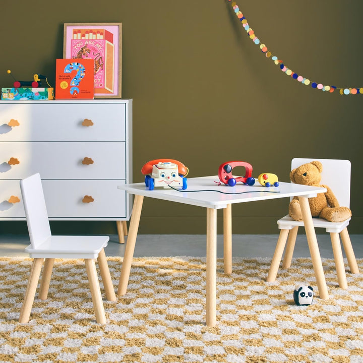 sweeek - Quadratischer Kindertisch mit 2 Stühlen, Beine aus Kiefernholz - Judith Weiss, Weiss