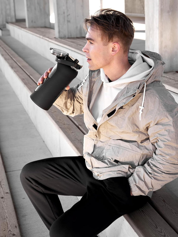 spottle Glasflasche 2 Liter - Trinkflasche 2L Glas mit Strohhalm - Grosse Wasserflasche mit Schutzhü