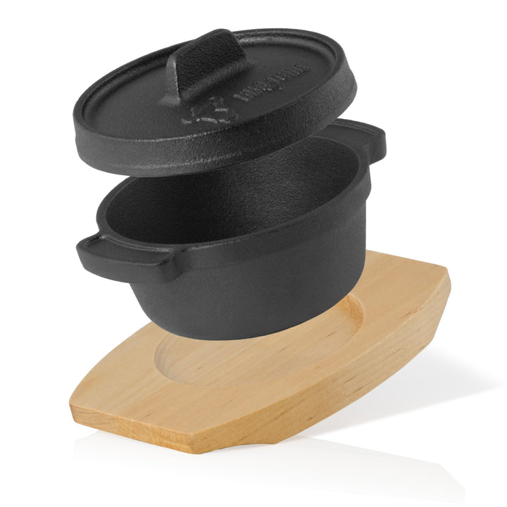 BBQ-Toro Mini Dutch Oven (1 Stück) | Ø 11 cm | Gusseisen Serviertopf mit Holzunterlage | bereits ein
