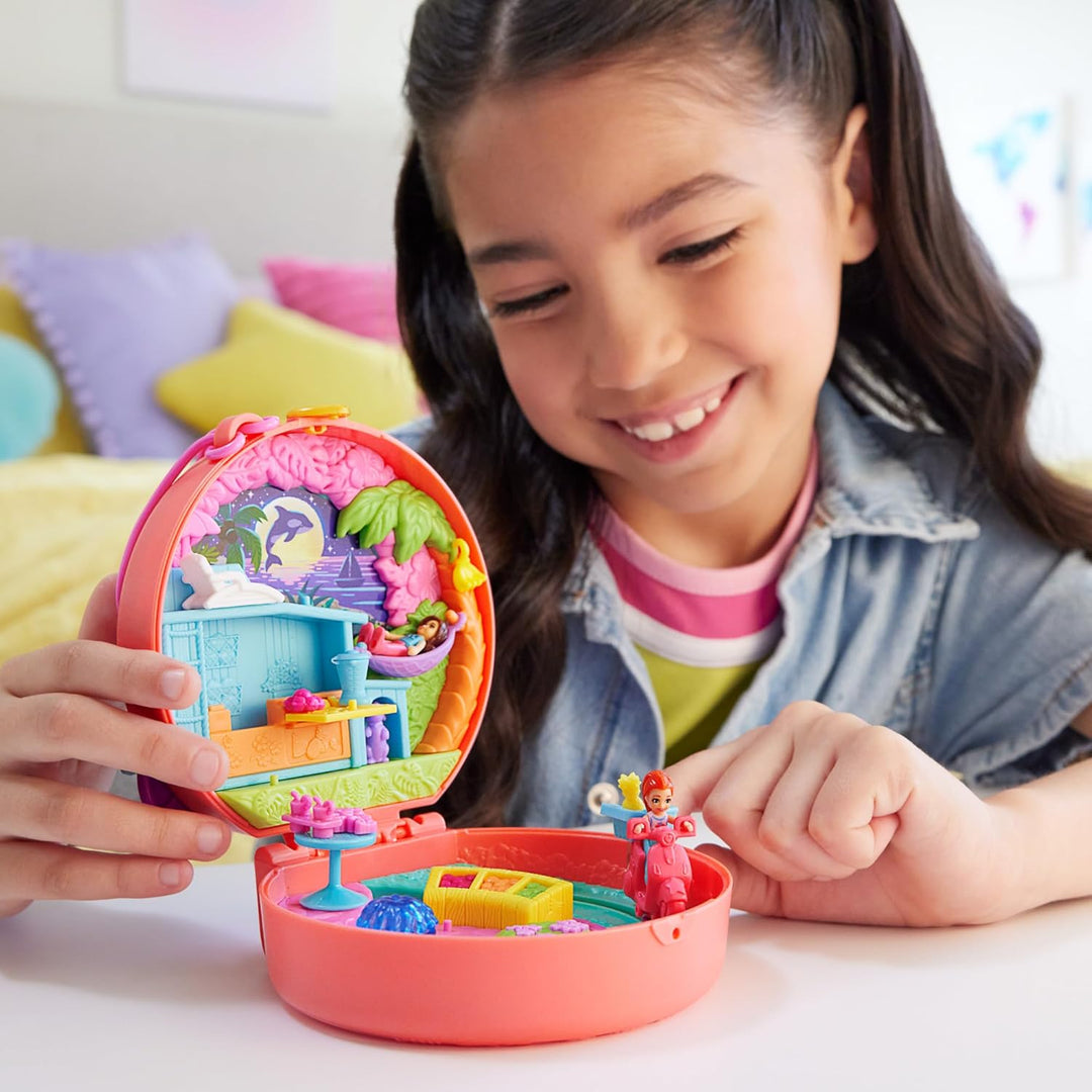 Polly Pocket-Puppen und Spielset, Adventure Moped-Schatulle, Reisespielzeug mit 2 kleinen Puppen und