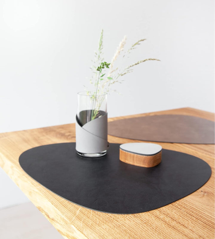 Lind DNA Tischset Curve Double L Recyceltes Leder Cloud/Cloud Schwarz-Braun, Masse: 37cm x 44cm, 983