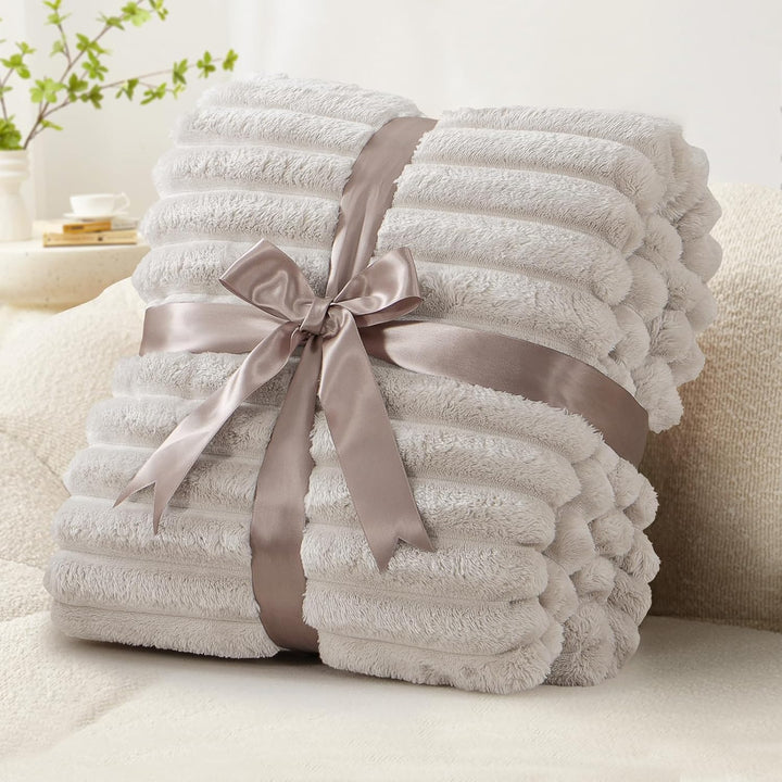 RUIKASI Kuscheldecke Flauschig Decke Beige - 150x200cm Fleecedecke Sofadecke Couchdecke für Wohnzimm