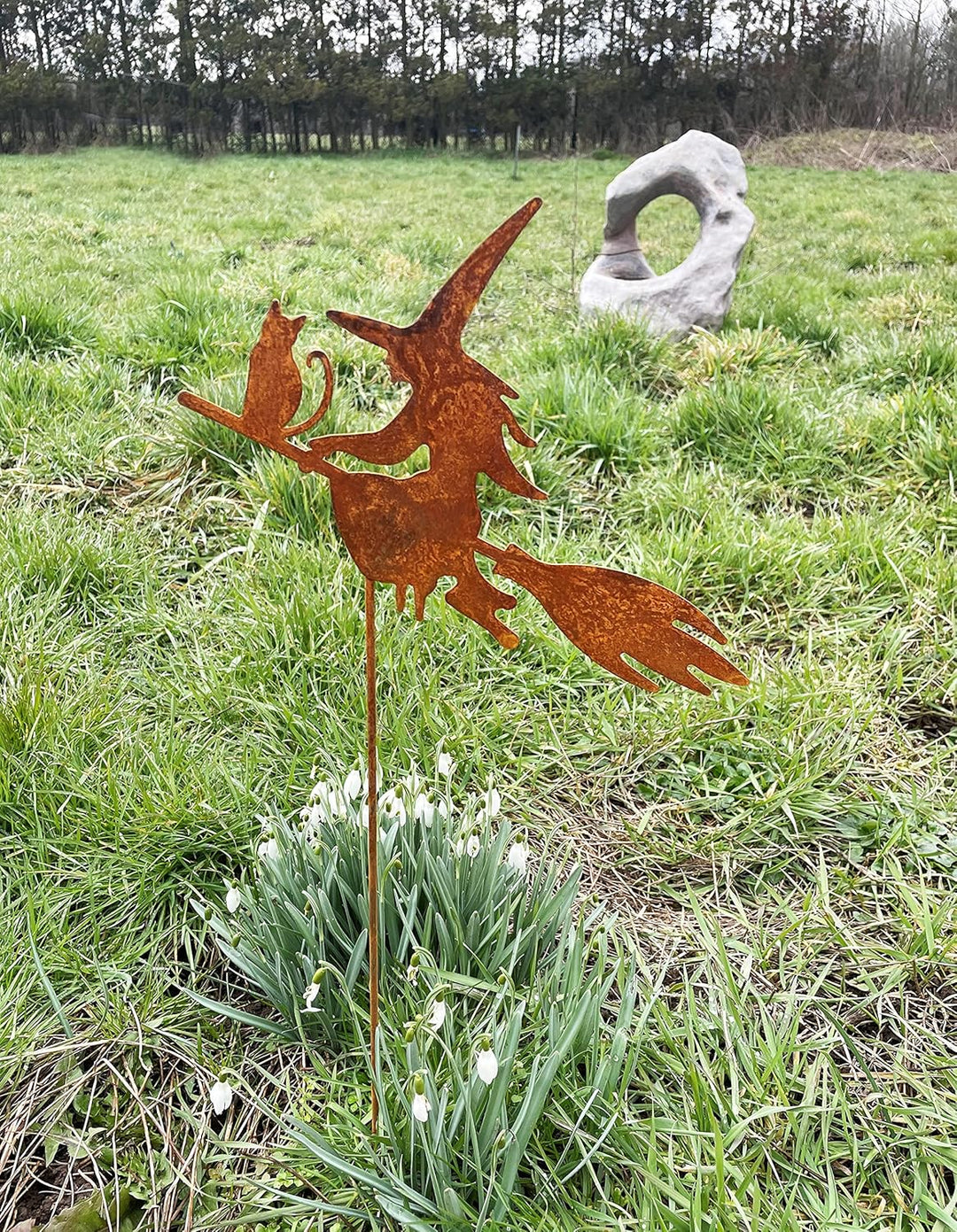 Gartenfigur Hexe mit Katze auf Besen fliegend 35x40cm + Stab Gartenstecker Edelrost Gartendeko Wette