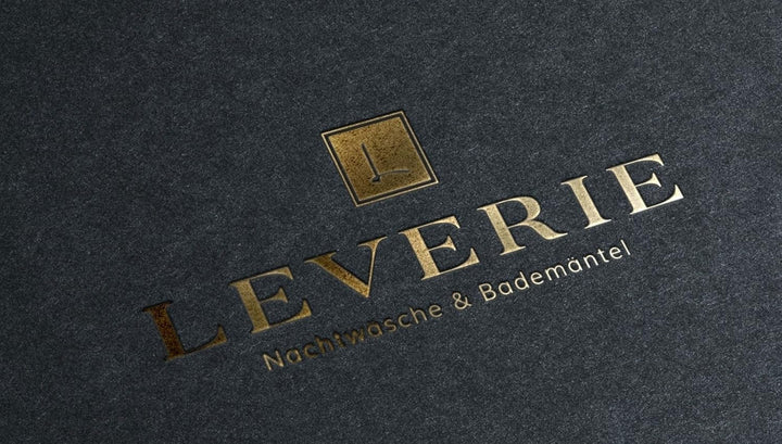LEVERIE eleganter und kuschelweicher Bademantel (Made in EU) Saunamantel für Herren mit edlem Revers