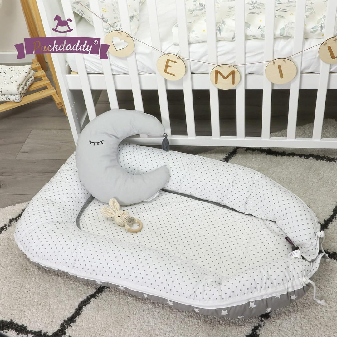 Puckdaddy Linnea | Babynest | 105x60cm | Kuschelnest in Grau | Stern und Pünktchen Muster | Kuschelp