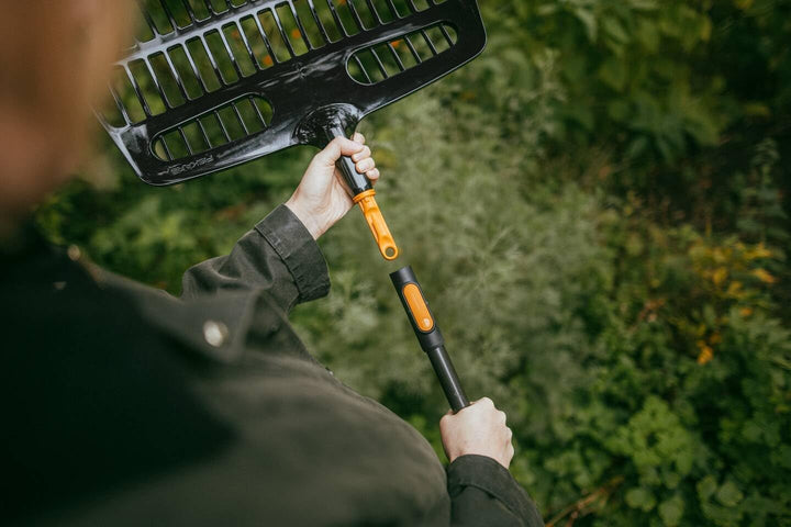 Fiskars OneClick Schaufelrechen, Vielseitiger Aufsatz zum Harken, Heben und Sieben, Müheloses Wechse
