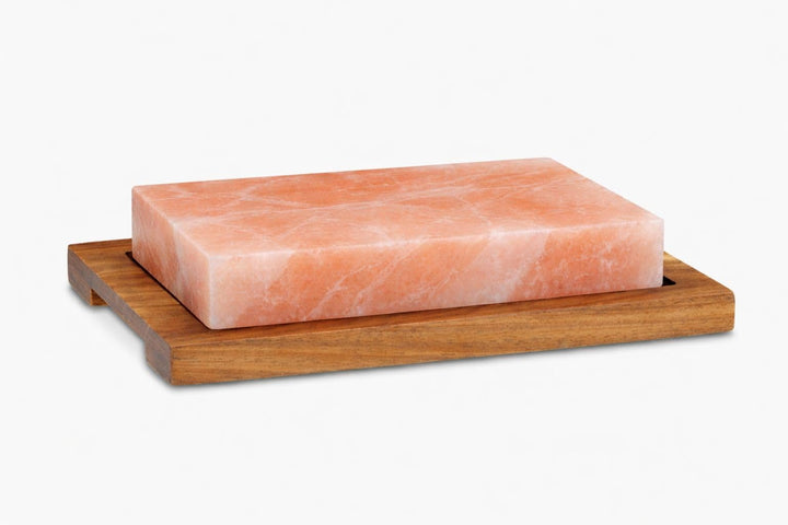 Salzstein Grillstein 20 × 10 × 5 cm mit Holzbrett – Natürlicher Salzstein zum Grillen, Garen & Servi