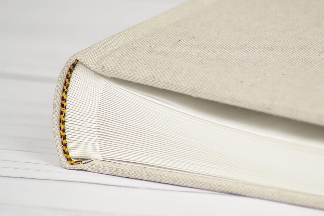 Mareli 31 x 31 cm Einband aus Leinenstoff 80 Seiten mit Seidenpapier Ecru