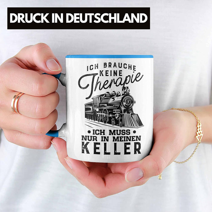 Trendation - Modelleisenbahn Tasse Geschenk für Eisenbahner Spruch Ich Muss In Meinen Keller (Blau),