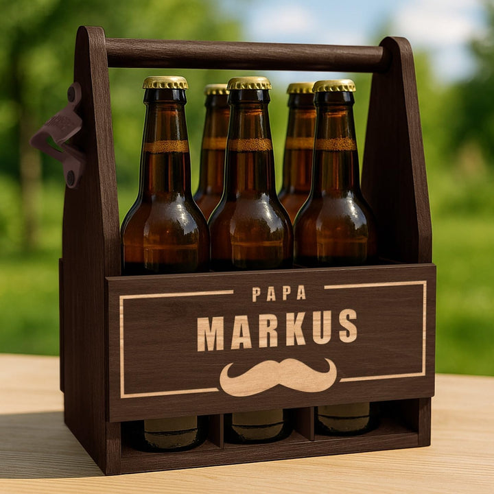 Maverton Bierträger für 6 Flaschen 0,5L + Gravur - Männerhandtasche mit Flaschenöffner - Grösse: 25x