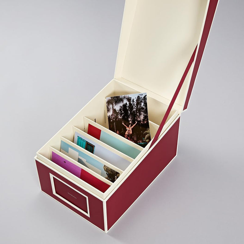Semikolon 352544 CD- und Fotobox – 17,7 x 15,7 x 25,6 cm – für 10 x 15 cm Fotos – Cover burgundy dun