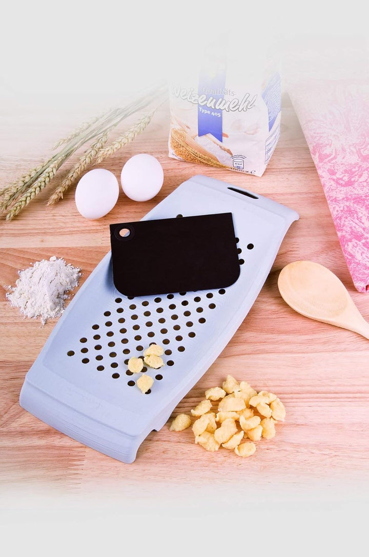 FACKELMANN Spätzle-Set, Spätzlereibe mit Teigschaber, Spätzlehobel aus Kunststoff, Spätzlepresse mit