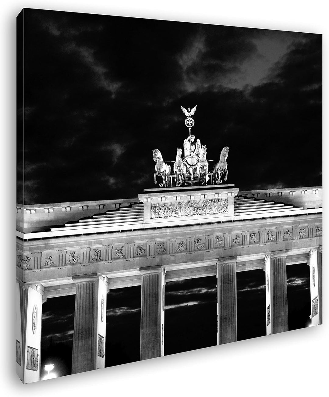 deyoli gigantisches Brandenburger Tor bei Nacht im Format: 60x60 Effekt: Schwarz&Weiss als Leinwandb
