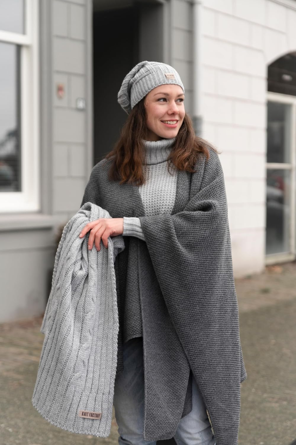 KNIT FACTORY - Jazz Poncho - Elegant Gestrickter Damen Cape - Wickelschal mit Wolle - Hochwertige Qu
