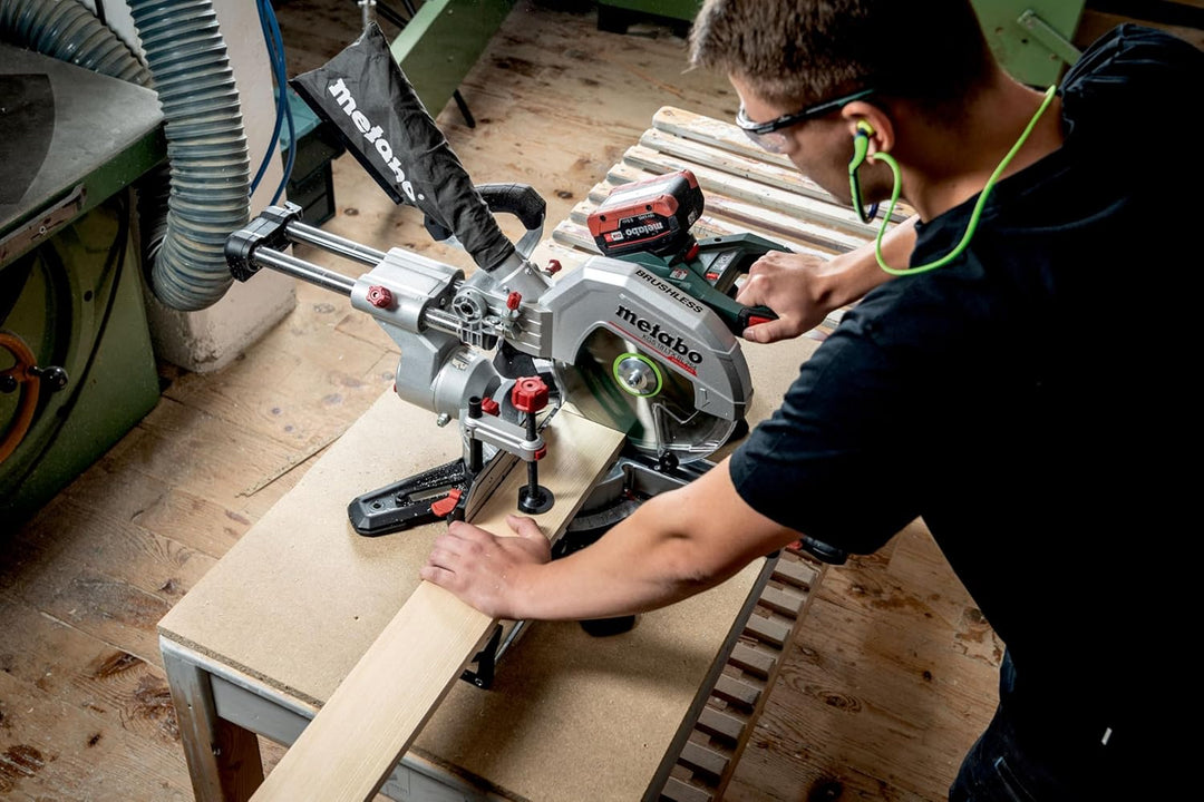 Metabo KGS 18 LTX BL 254 AkkuKappsäge (18V 1x4Ah Li-Power Ladegerät ASC 55 Karton mit Zugfunktion, r