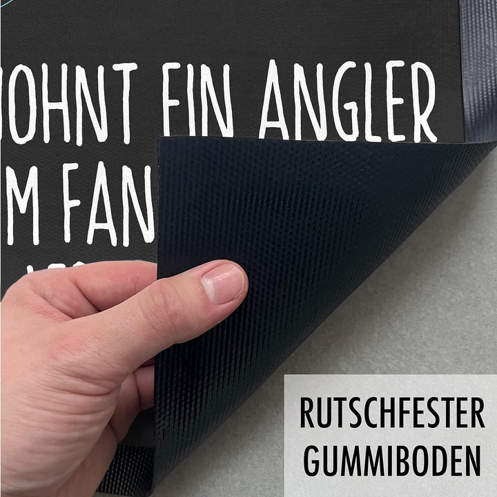 Trendation - Fussmatte Angler Geschenk Angeln Lustiger Spruch Fussmatte 60x40 cm Hier Wohnt EIN Angl