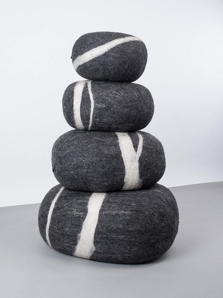 myfelt Hugo - Filz Kieselstein, Meditationskissen, Yogakissen, Dekokissen dunkelgrau rund - Grösse X