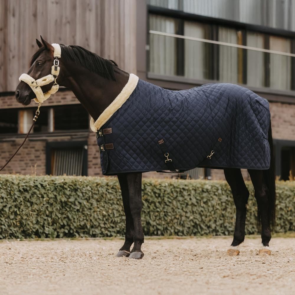 KENTUCKY HORSEWEAR Pferdedecke aus hochfestem Polyesterstoff – Stalldecke mit abnehmbaren Bauchgurte