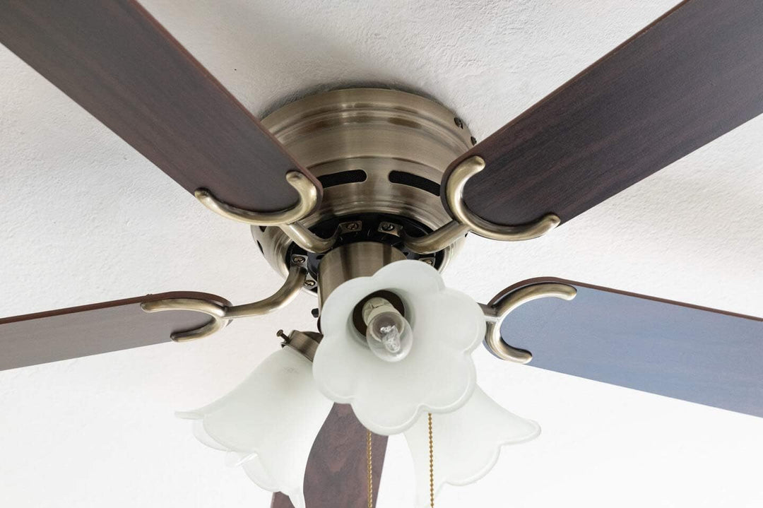 Kisa Deluxe Deckenventilator 105 cm Messing Antik Flügel Eiche/Walnuss mit Beleuchtungsfunktion und