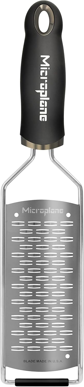 Microplane Grosse Raspel Küchenreibe für Hartkäse, Schokolade und Trüffel in Schwarz mit Edelstahlkl