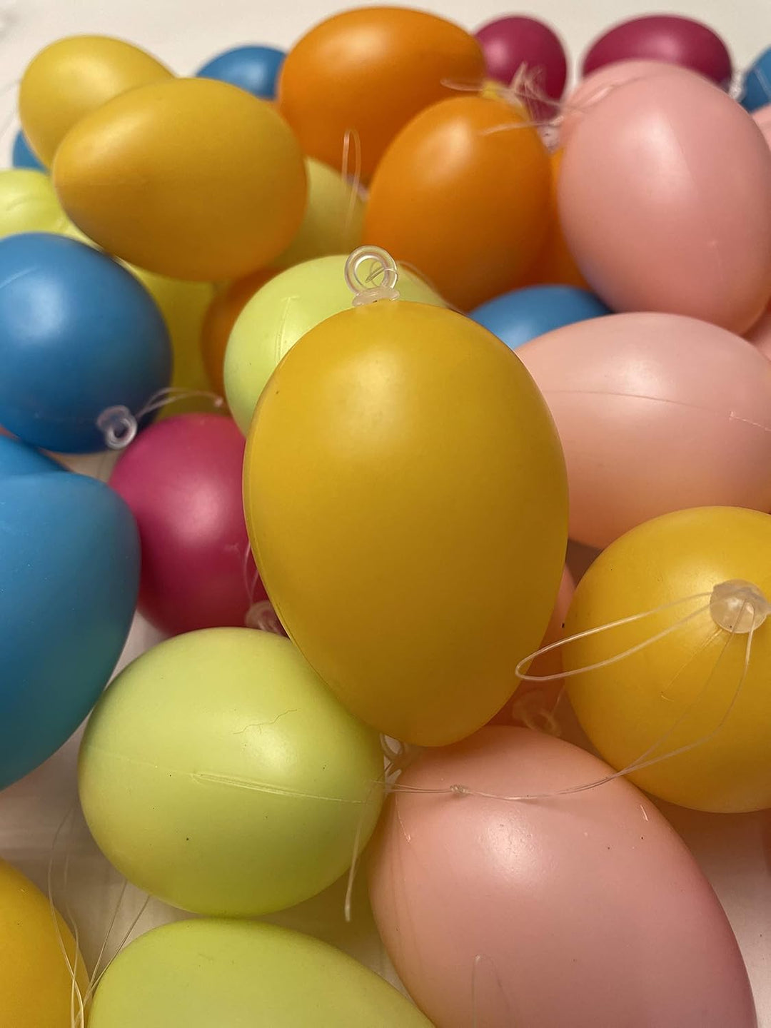 Ostereier Kunststoff 36er Set Bunte Ostereier mit Band, 36er & 60er Set – Wetterfeste Osterdeko für