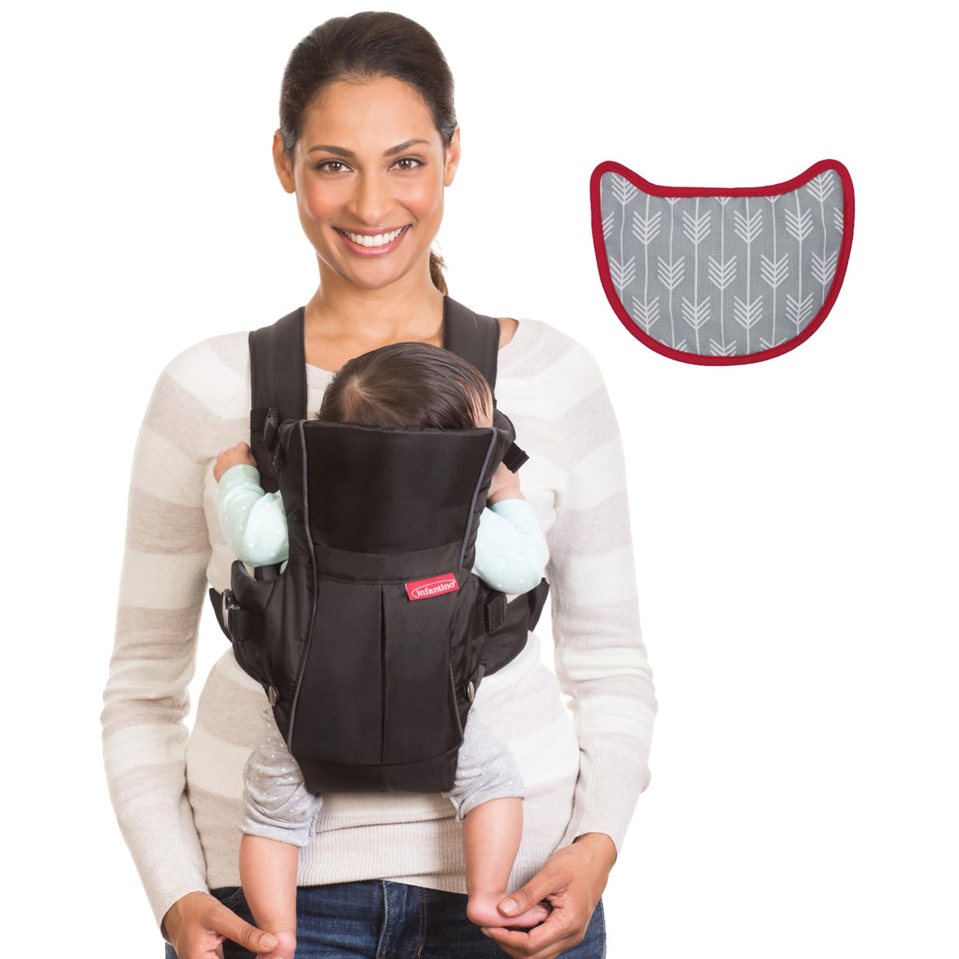 Infantino Swift Classic Babytrage, 2 Tragepositionen mit Wonder Cover Lätzchen, verstellbare Gurte,